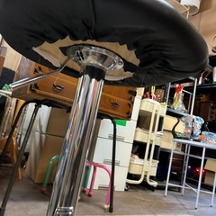 カウンターチェア　手で擦ったようなペンキ汚れありの画像