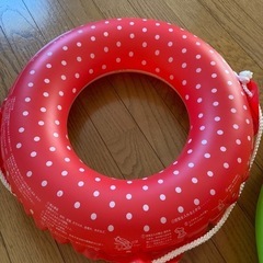 ビニールプールと浮き輪セットの画像