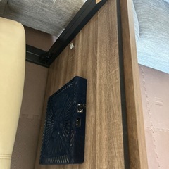 テーブル　脚が一つ壊れているの画像
