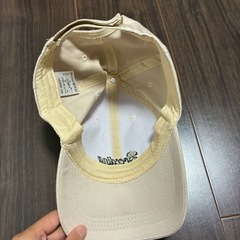 キャップ　ベージュ　シンプル　ロゴの画像