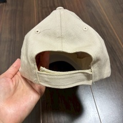 キャップ　ベージュ　シンプル　ロゴの画像