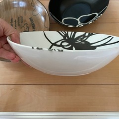 カレー、パスタ、サラダなどのお皿の画像
