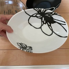 カレー、パスタ、サラダなどのお皿の画像
