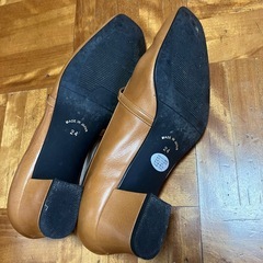 madras MODELLO 24cm キャメル ストラップ付きパンプスの画像