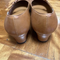 madras MODELLO 24cm キャメル ストラップ付きパンプスの画像