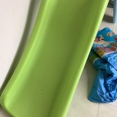 プールと滑り台のセットの画像
