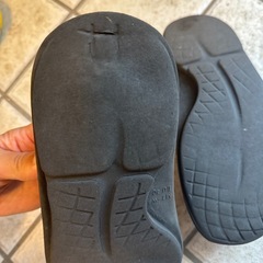 ウーフォス　サンダル　黒の画像