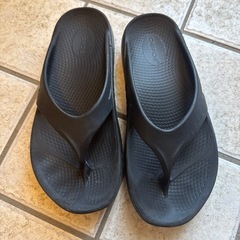 ウーフォス　サンダル　黒の画像