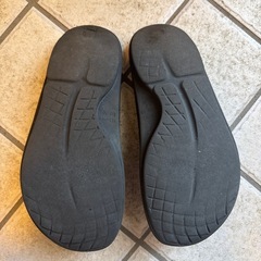 ウーフォス　サンダル　黒の画像