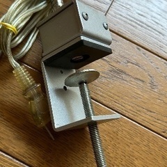 机の天板に固定式テーブルランプの画像
