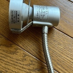 机の天板に固定式テーブルランプの画像