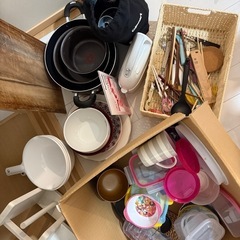 プロジェクター、引き出し(オフィス収納)、アイロン、おもちゃ、食器、鍋etc...の画像