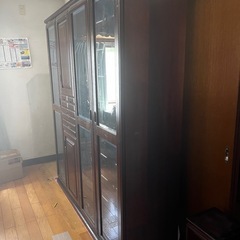 大型食器棚の画像