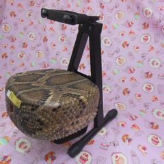 新品未使用17.500円　沖縄三線専用　蛇皮強化(二重張)型チーガと金属台セットの画像