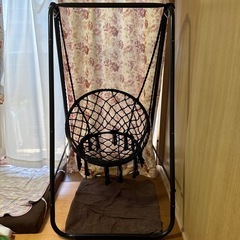 黒のハンギングバスケットの画像
