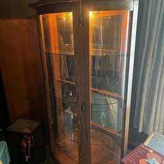 昭和レトロなガラス棚の画像
