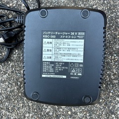 工進のスマートシリーズの36V５Ａのバッテリー2個と充電機のセットの画像