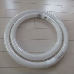 箱入りPanasonic プレミアム蛍光灯 FCL32-40ECW/H/2K Fです。 目にやさしい冷光のプレミアム蛍光灯、32形/40形対応。 の画像