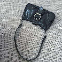 y2k バックル付き黒ハンドバッグの画像