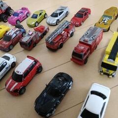 トミカなどミニカー２４台セットの画像
