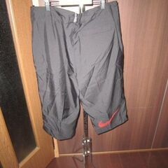 NIKE 　タグ付き未使用　黒ハーフパンツ　赤色ロゴの画像