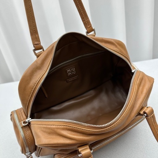 Miu Miuポケット ナッパレザー トップハンドル バッグ