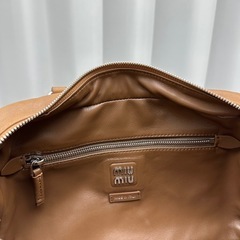 Miu Miuポケット ナッパレザー トップハンドル バッグの画像