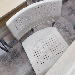 学習塾で使用中の学習机と椅子のセットの画像