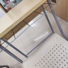 学習塾で使用中の学習机と椅子のセットの画像