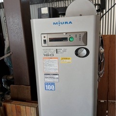 まだまだ使える比較的綺麗なプレス台と古いボイラーの画像