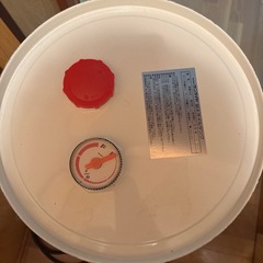 煙突式ストーブ、灯油タンク、ポリ缶の画像