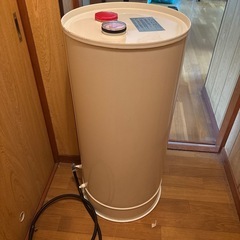 煙突式ストーブ、灯油タンク、ポリ缶の画像