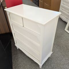 《月末限定！》ジモティー見た！で10%OFF【チェスト】タンス 収納家具 ローチェスト 4段チェスト バラ 薔薇 装飾 花柄 木製 脚付き：ホワイトの画像