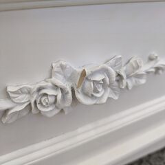 《月末限定！》ジモティー見た！で10%OFF【チェスト】タンス 収納家具 ローチェスト 4段チェスト バラ 薔薇 装飾 花柄 木製 脚付き：ホワイトの画像