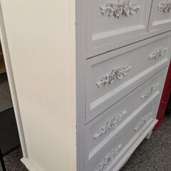 《月末限定！》ジモティー見た！で10%OFF【チェスト】タンス 収納家具 ローチェスト 4段チェスト バラ 薔薇 装飾 花柄 木製 脚付き：ホワイトの画像