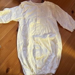 ベビー服とベビーバスの画像