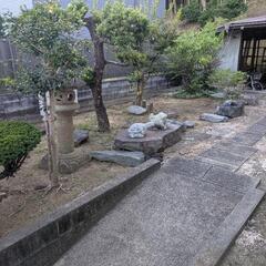 庭石、石灯篭、農具などの画像