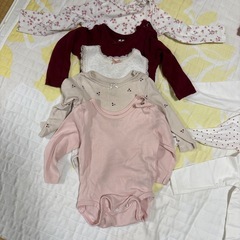 女の子ベビー肌着とスパッツの画像