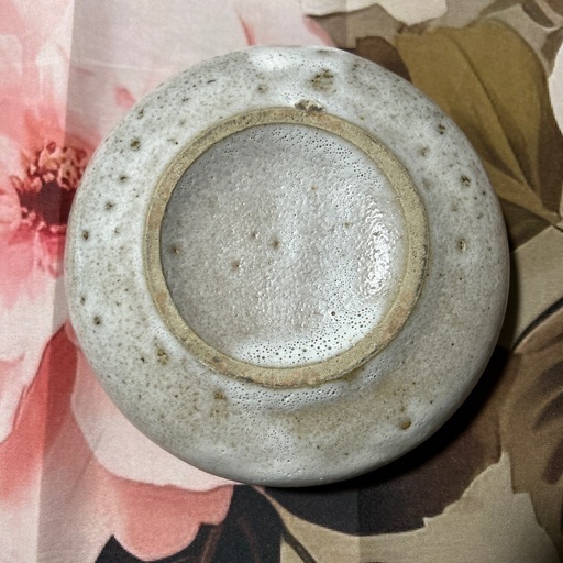 クリーム色の花模様の皿 約16cm