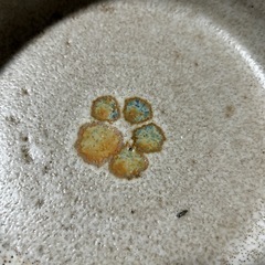 クリーム色の花模様の皿 約16cmの画像