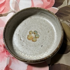 クリーム色の花模様の皿 約16cmの画像