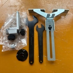 Makita 18VRT50D トリマー 本体と付属品の画像