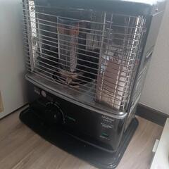 灯油ストーブ2個とポリタンク2つ！の画像
