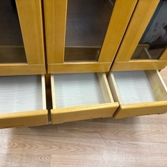 ☆ドリーム荒牧店☆☆ジモティー割引有☆3枚扉付き本棚/NAの画像