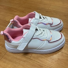 スニーカー　22cm 女の子　靴　運動靴　ピンク　白の画像