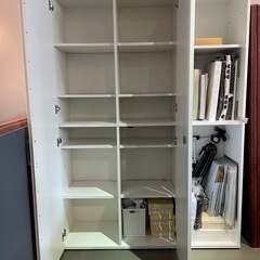 収納抜群！白い木製棚の画像