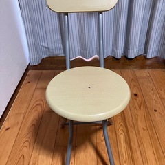 折りたたみ椅子の画像