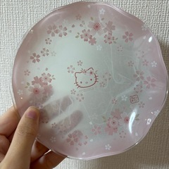 ハローキティー半透明のお皿3枚の画像
