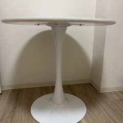 丸テーブルの画像