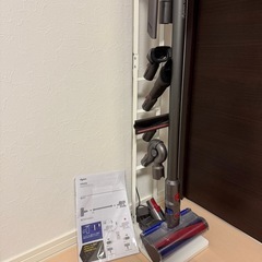《収納スタンド付き》バッテリー交換済！ダイソン Dyson V8 Fluffy+ コードレススティッククリーナー の画像
